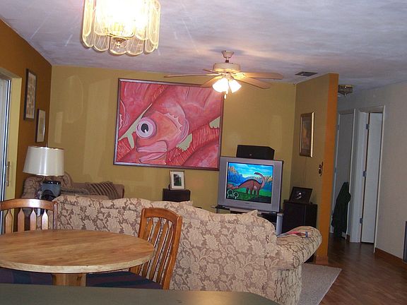 Living Room/Dining Area