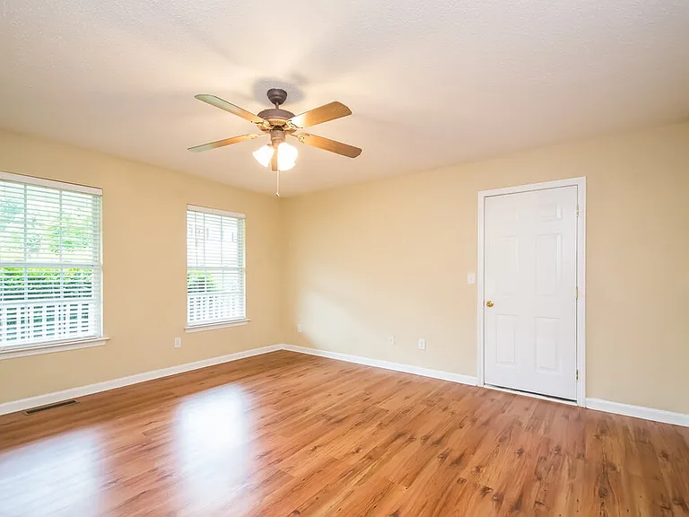 19 Colonial Way — Photo 7