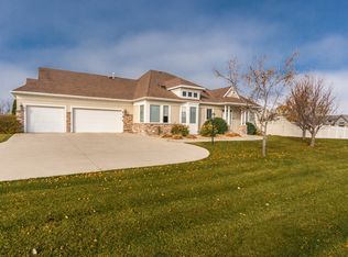 512 Beacon Cir, Grand Forks, ND 58201