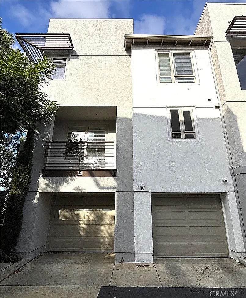 2 bed, 2.5 bath, 1110 sqft, $4,300 — Photo 2