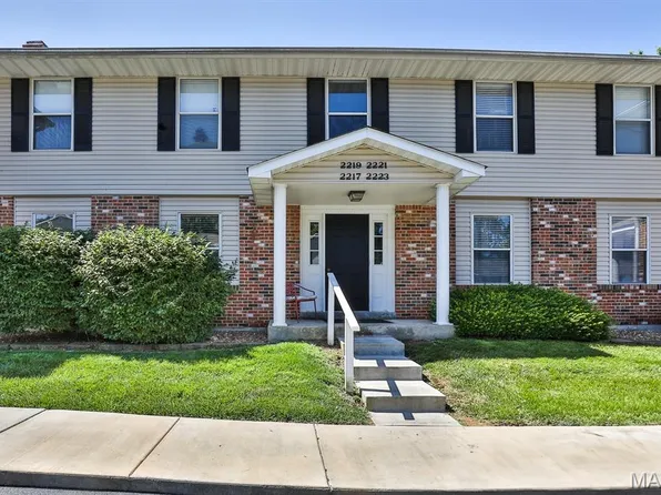 2223 Highland Hill Dr #E, Saint Peters, MO 63376