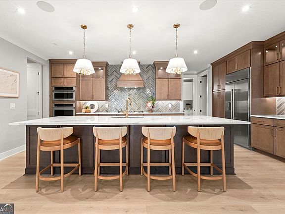 4th image of 3880 Manor Court Dr