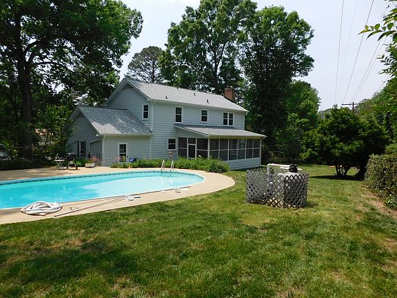 Enclosed porch & great pool