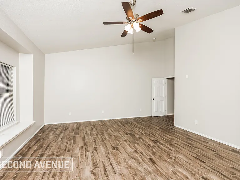 100 Clark Dr — Photo 10