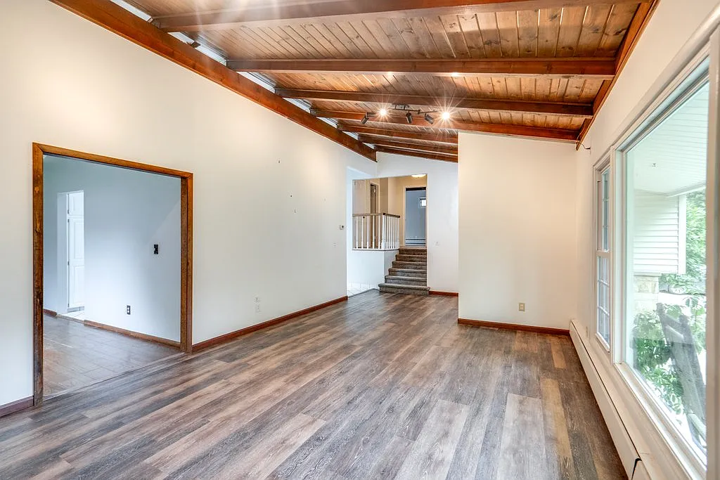 3 bed, 2900 sqft, $3,500 — Photo 3