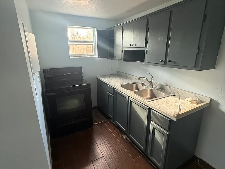 4565 Lexington Ave — Photo 16