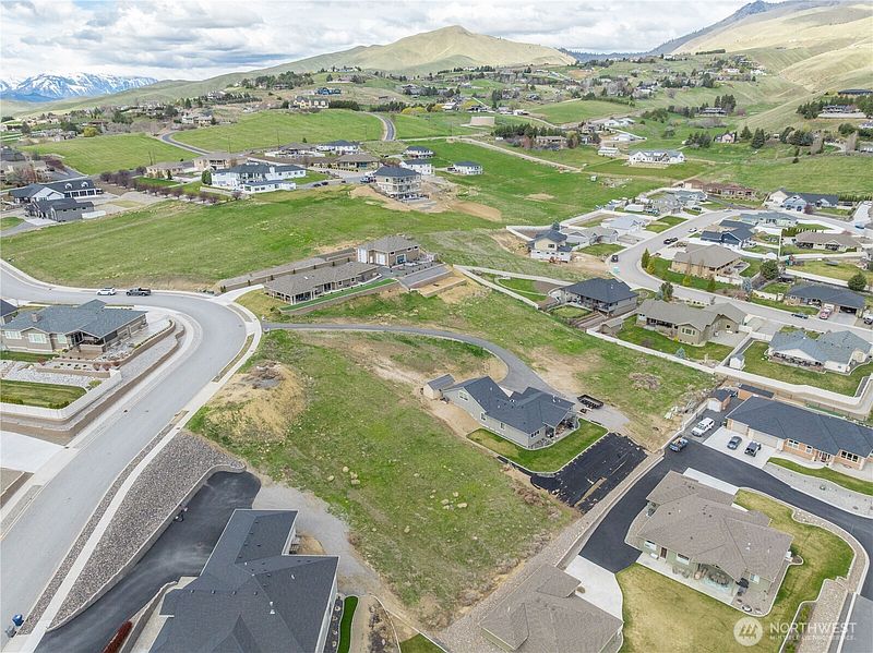 2nd image of 870 Autumn Crest Drive