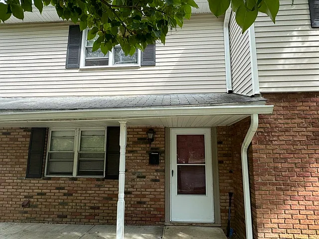 3 bed, 1.5 bath, 1320 sqft, $2,600 — Photo 4