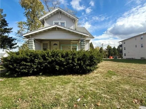 1609 9th St #A, Charleston, IL 61920