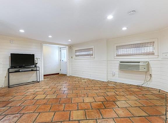 5th image of 2820 Orchid St