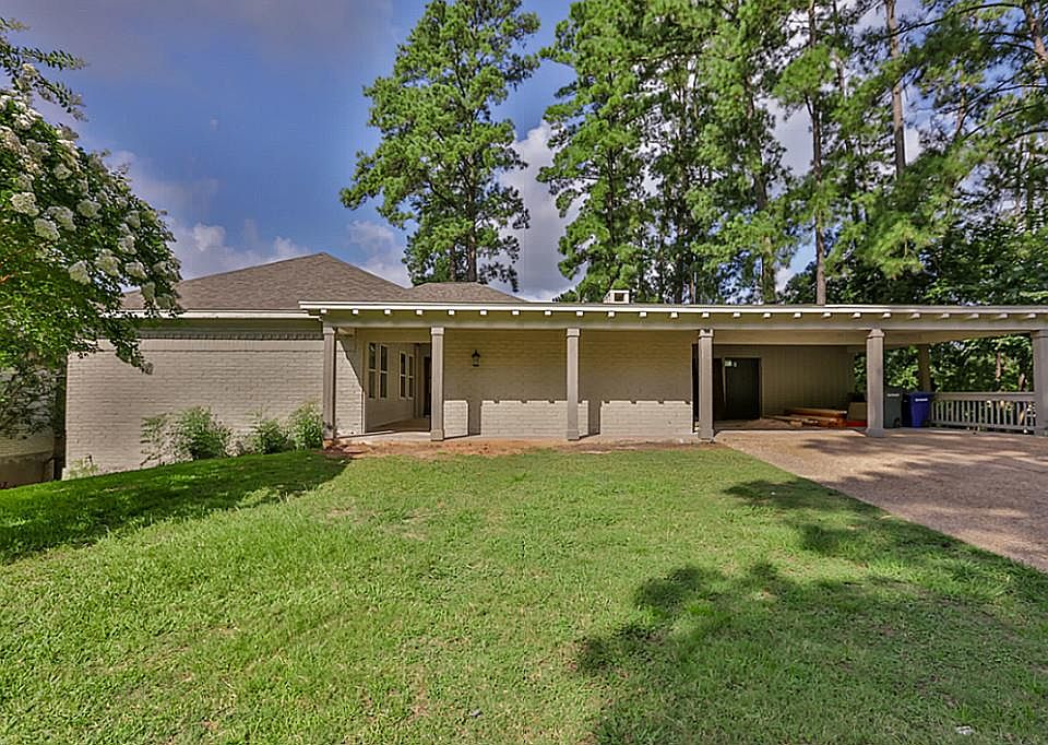 1st image of 800 Broadmoor Dr