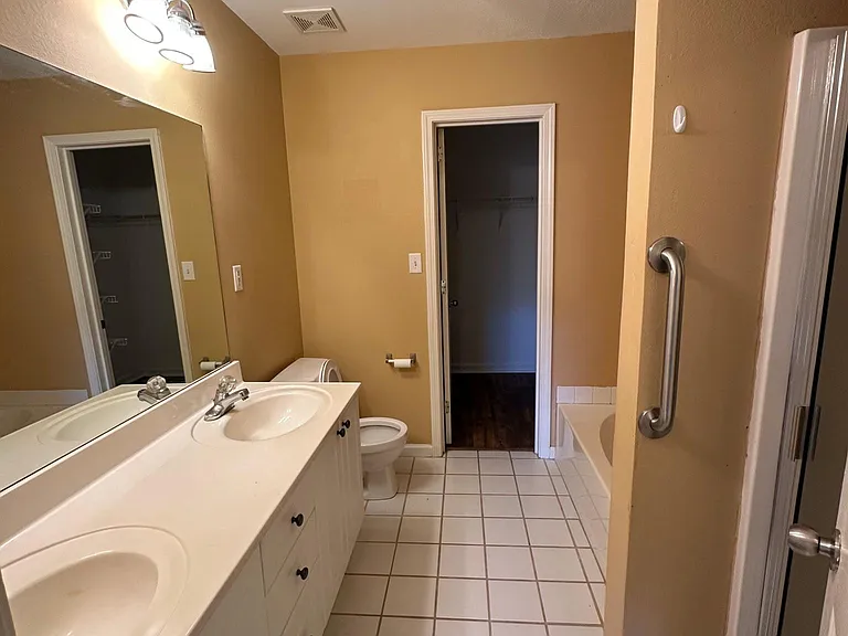 1405 Hillsboro Ln — Photo 9