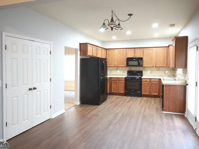 442 Crestmont Ln — Photo 7