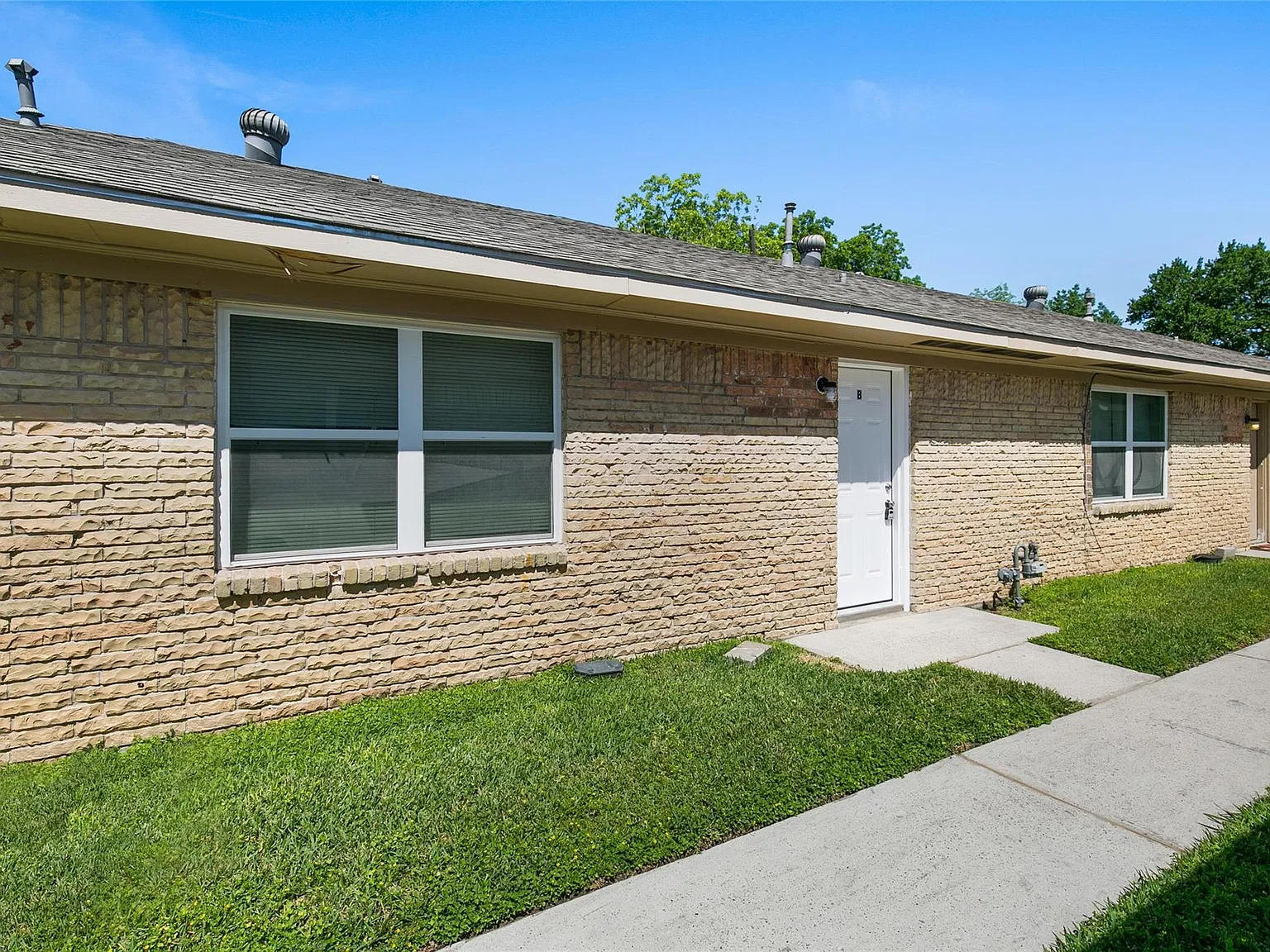 2 bed, 1.0 bath, 2184 sqft, $950 — Photo 2