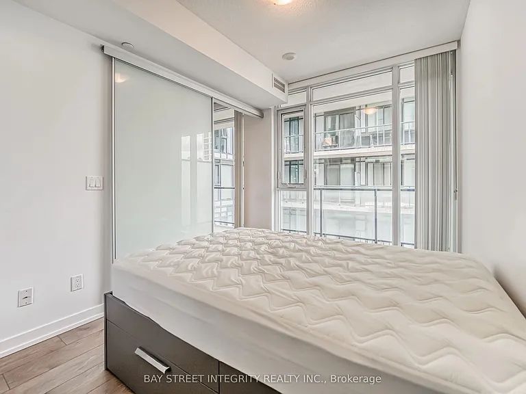 297 College St #805 — Photo 12