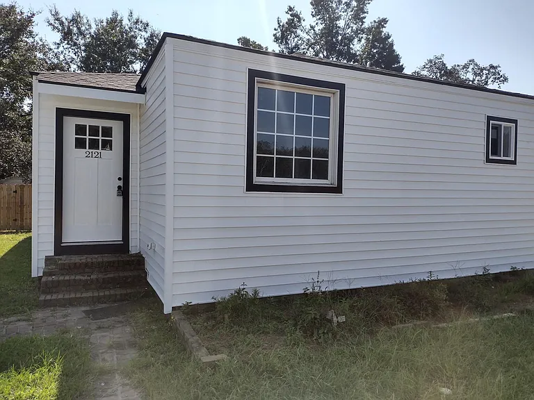 2121 Cosgrove Ave — Photo 2
