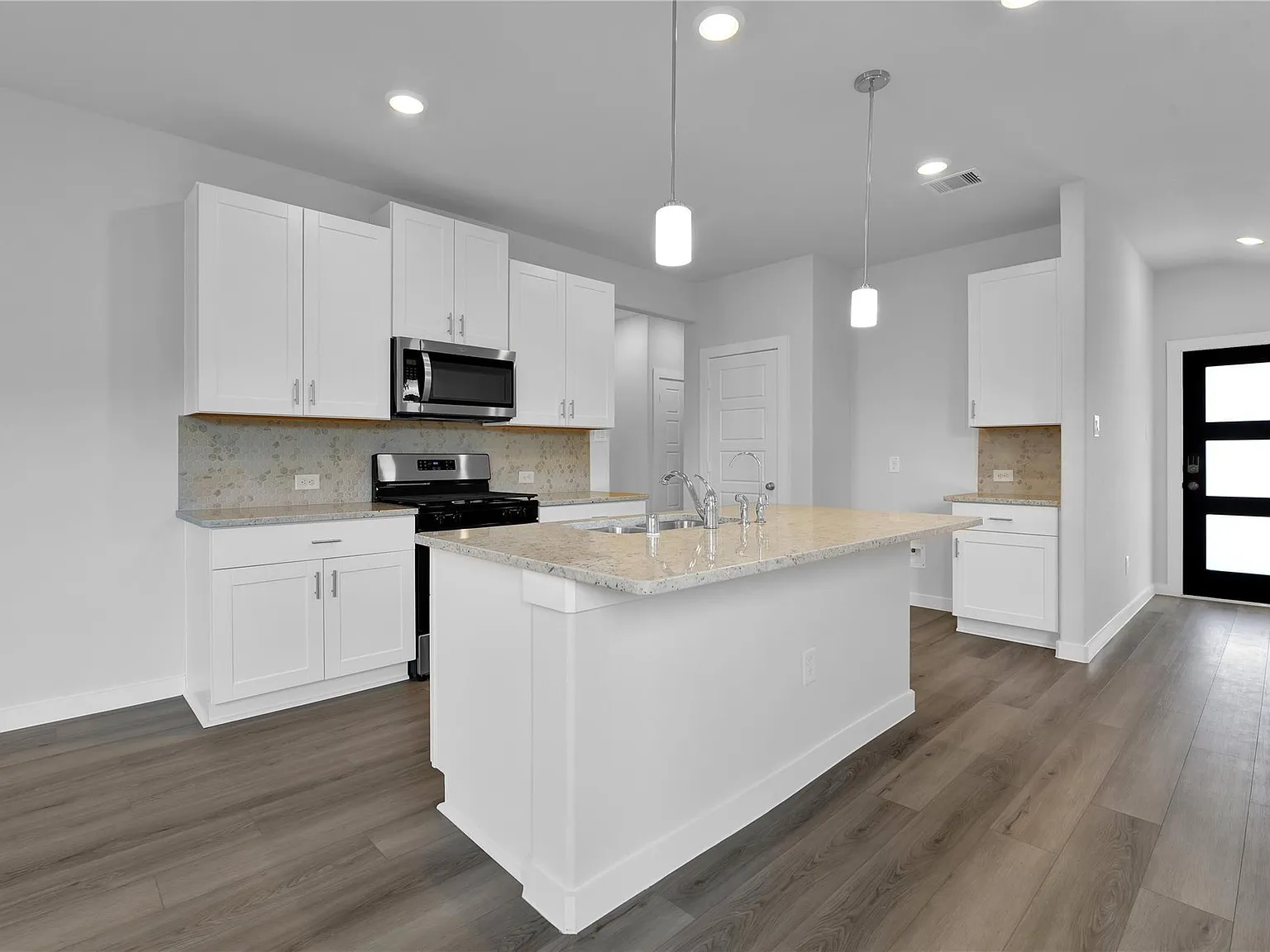 4 bed, 2.0 bath, 1557 sqft, $2,200 — Photo 3