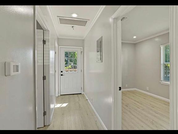 4th image of 830 N Sierra Nevada St