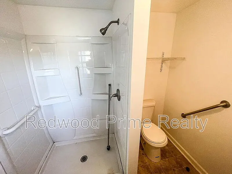 3 bed, 1.0 bath, $900 — Photo 4