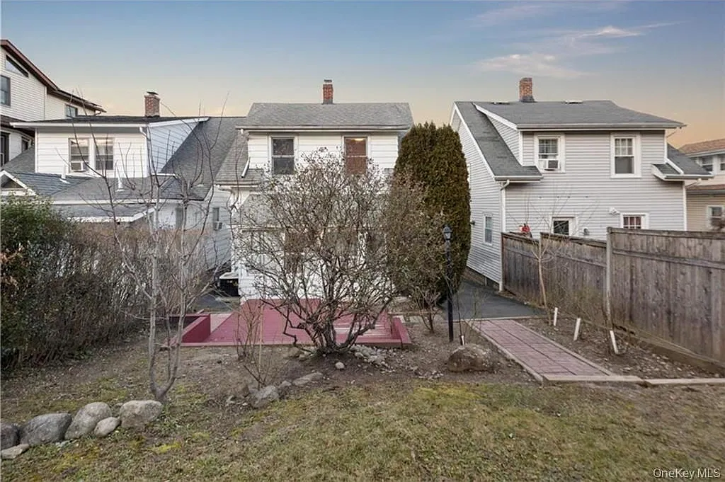 3 bed, 1040 sqft, $3,199 — Photo 2