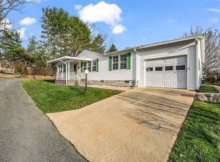 705 Hemingway Ln, Hendersonville, NC 28792