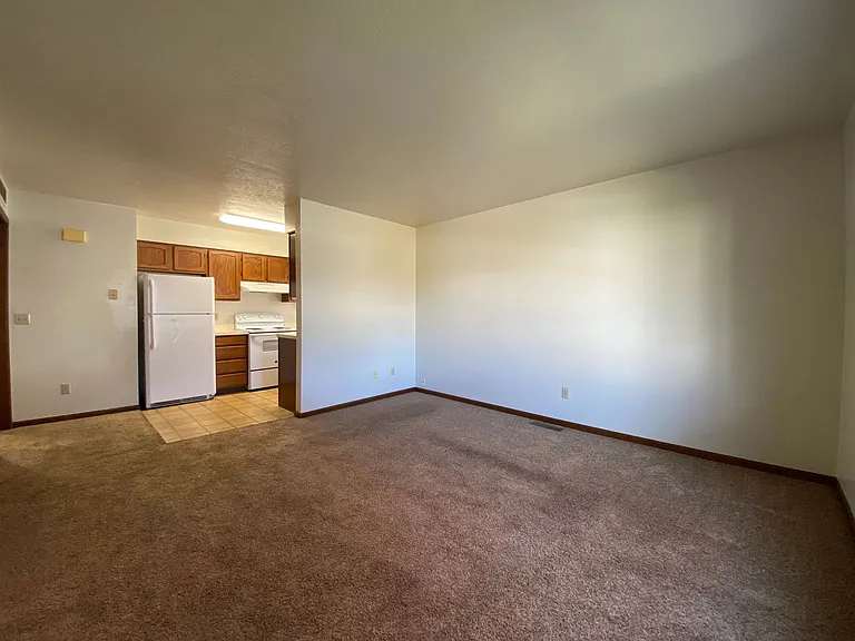 122 S Silverwood Ln — Photo 2