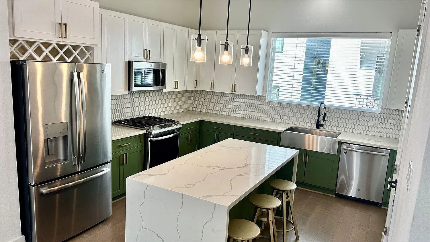 3 bed, 3.5 bath, 1832 sqft, $2,550 — Photo 4