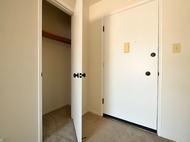 5390 Broadway — Photo 3