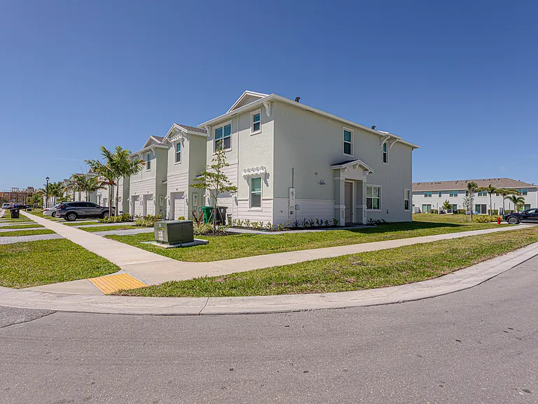 503 SE Rivergrass St — Photo 7