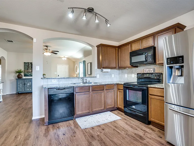 1606 Meadow Creek Dr — Photo 13