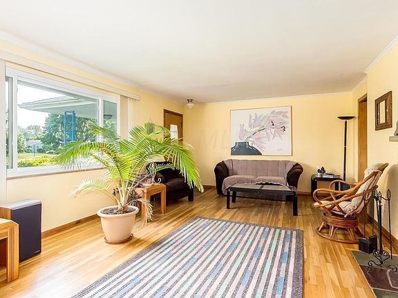 2nd image of 688 E Schreyer Pl