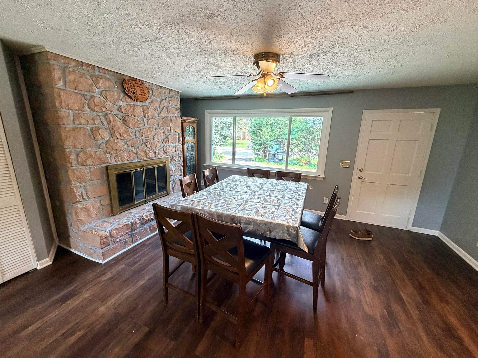 3 bed, 1.0 bath, 1242 sqft, $1,600 — Photo 4