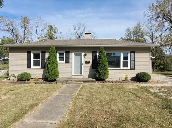 405 E Champ Clark Dr, Bowling Green, MO 63334