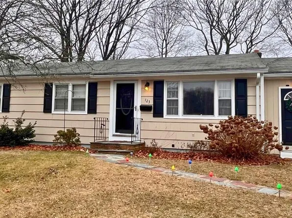 123 Moccasin Dr, Warwick, RI 02889
