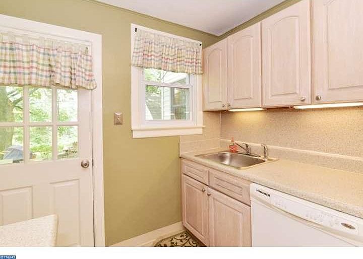 2nd image of 8 S Stuyvesant Dr