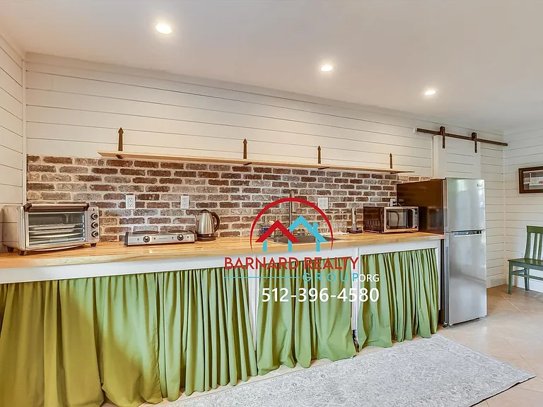 Available Mid July: Studio in Historic District — Photo 3