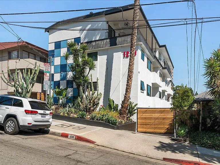 1210 Larrabee St #2 — Photo 12
