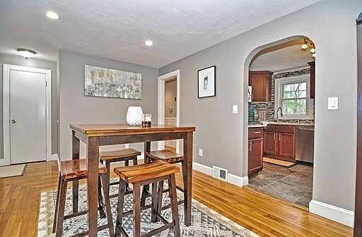 3rd image of 27 Robert Hill Dr