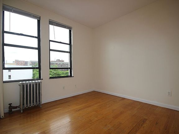 3rd image of 85 Graham Ave #12