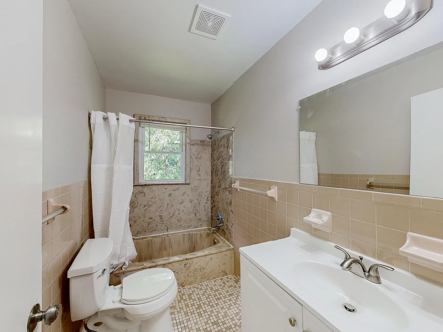 4 bed, 3.0 bath, 2316 sqft, $659 — Photo 4