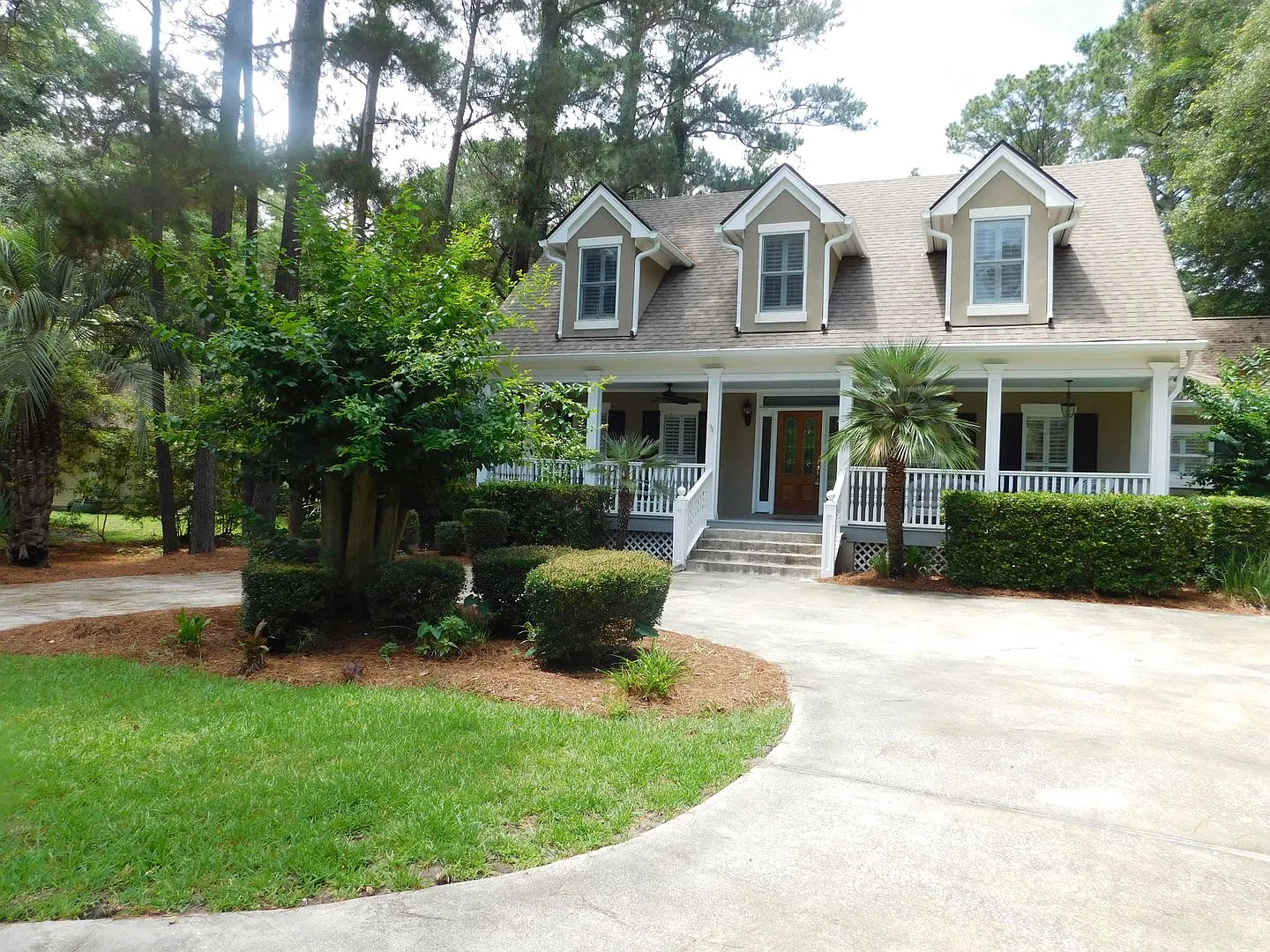 Expansive Unfurnished Spanish Wells Home Available for Rent — Photo 3