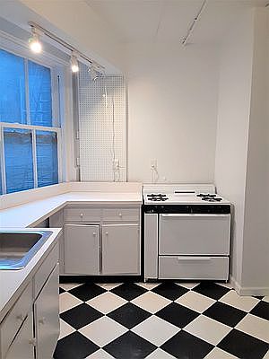 3rd image of 320 W 87th St APT 4W1