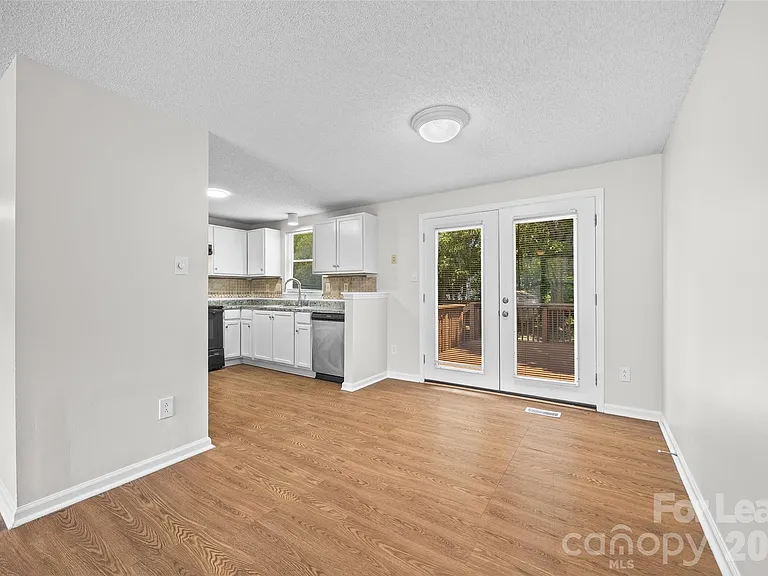 10715 Derry Dr — Photo 7
