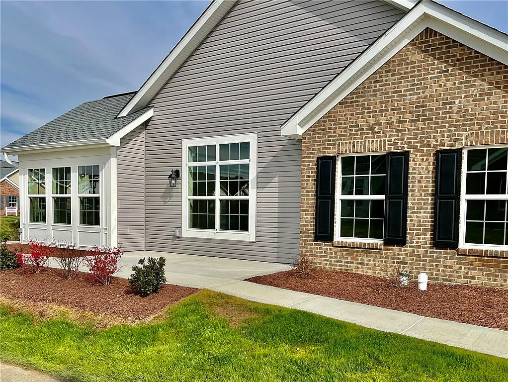 1012 Forest Oaks Dr photo 1