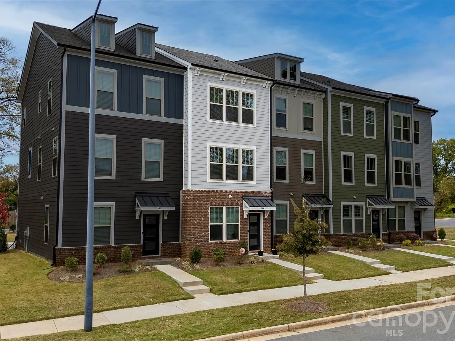 3 bed, 3.5 bath, 1560 sqft, $3,800 — Photo 1