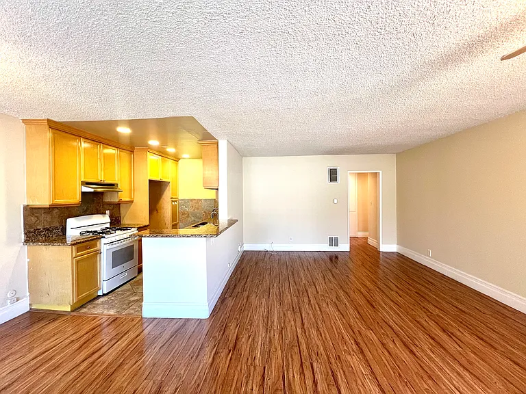 1035 Western Ave #4 — Photo 7