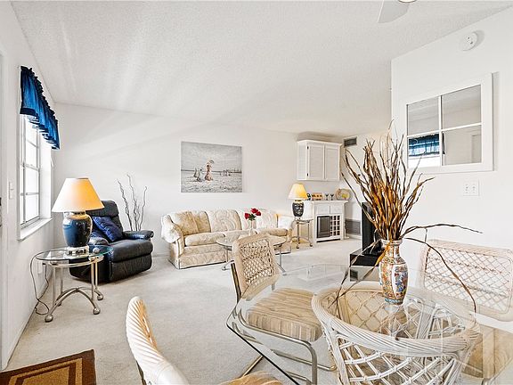 3rd image of 39 Woodland Dr APT 205