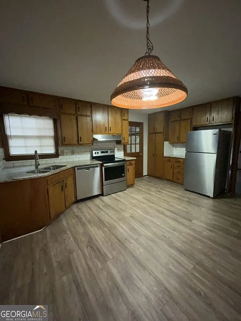 3 bed, 2.5 bath, 2100 sqft, $2,400 — Photo 4
