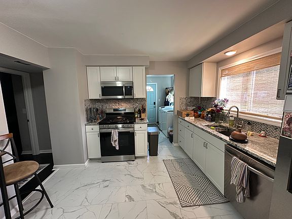 5th image of 1041 E Bernhard Ave