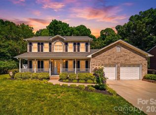 1948 Twin Ponds Dr, Hickory, NC 28602